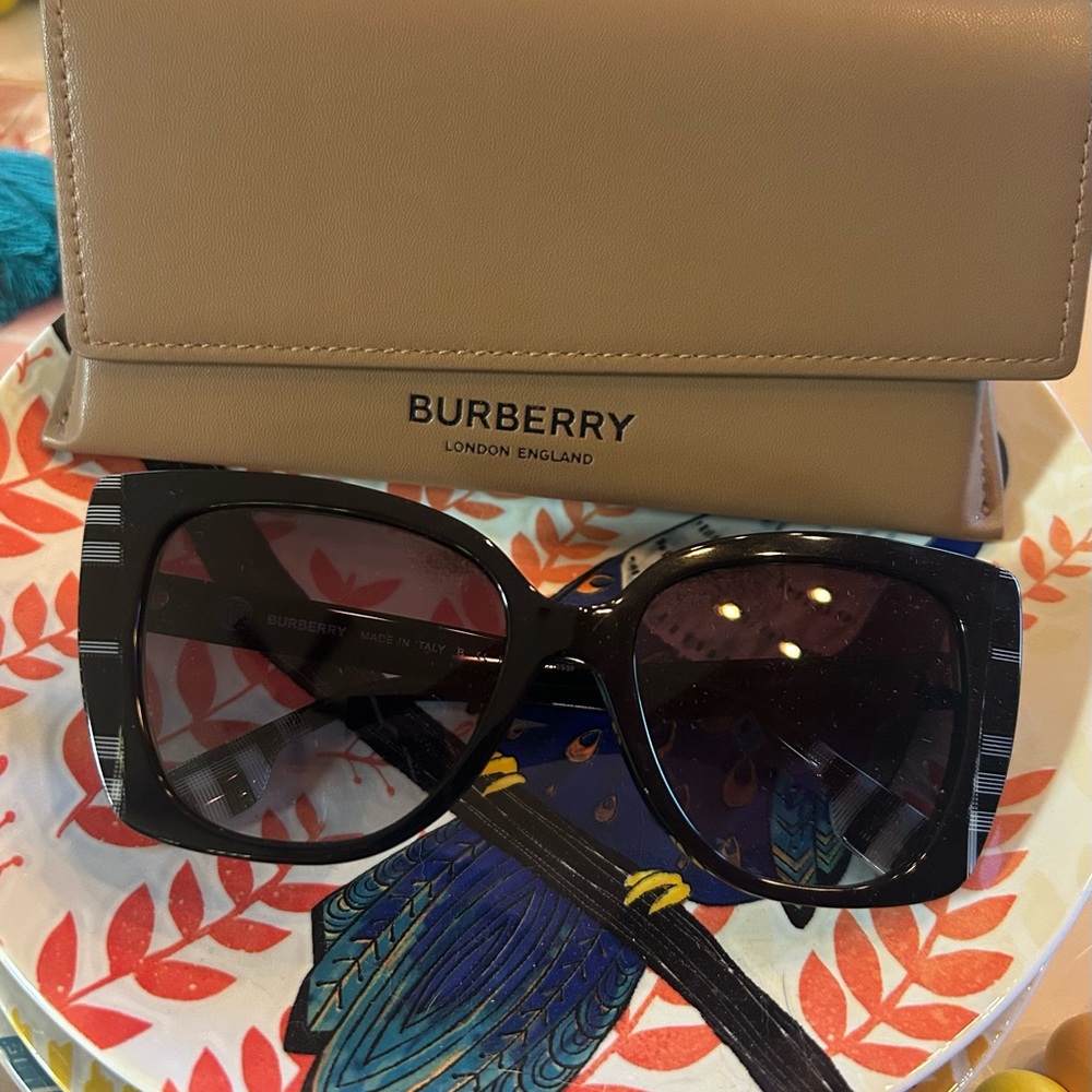 Burberry Black Oversized Sunglasses - Picture 2 of 5